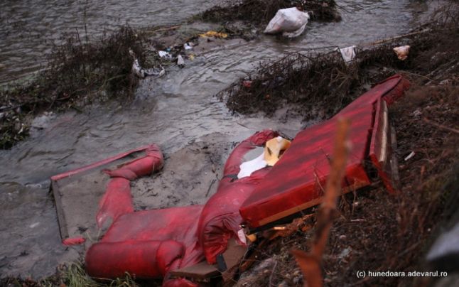 Canapele deteriorate, resturi menajere și PET-uri umbresc frumusețea unui important obiectiv turistic din vestul țării