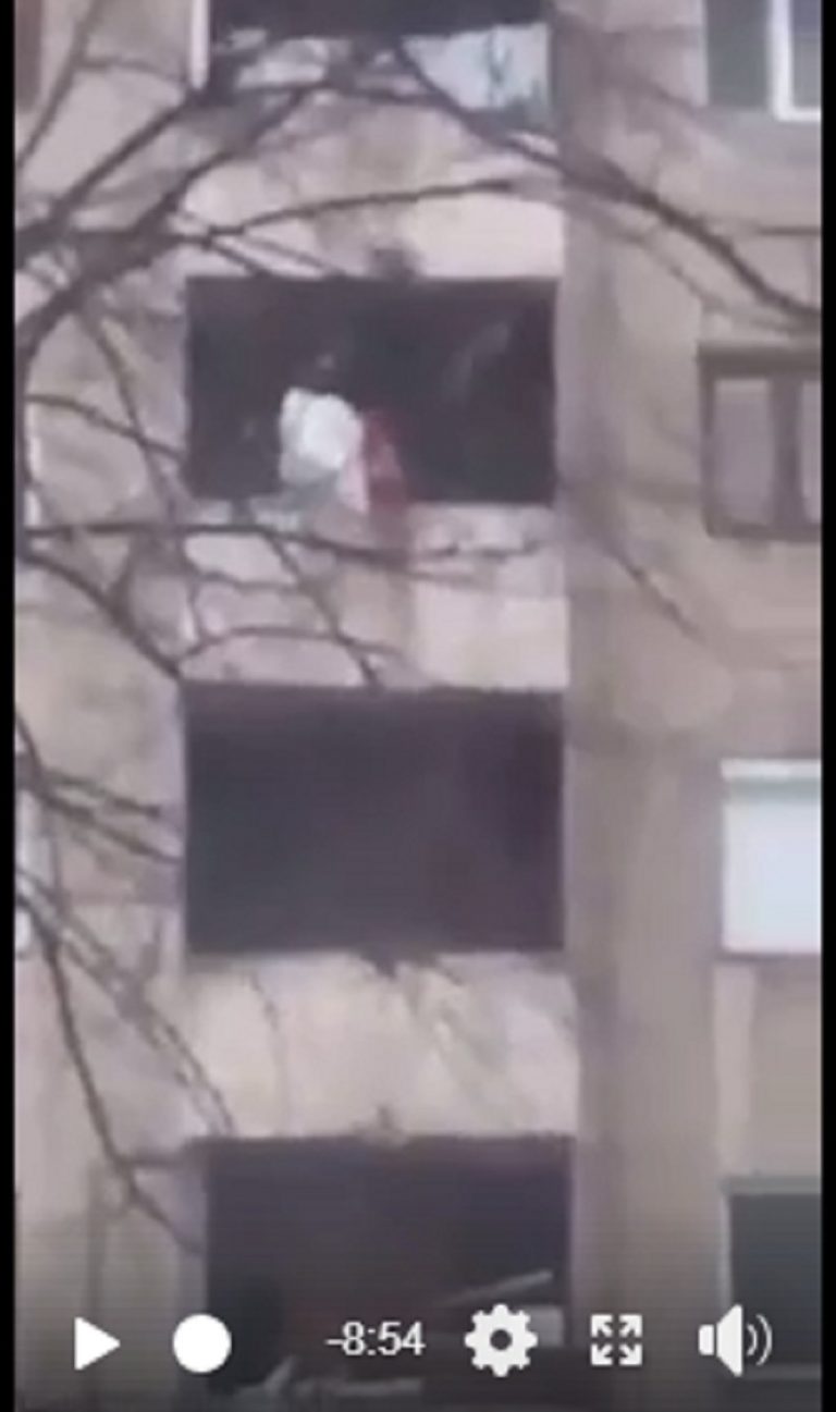 Blocul din Banat unde lemnele pentru încălzire sunt ridicate de locatari cu scripeții la etajul 9