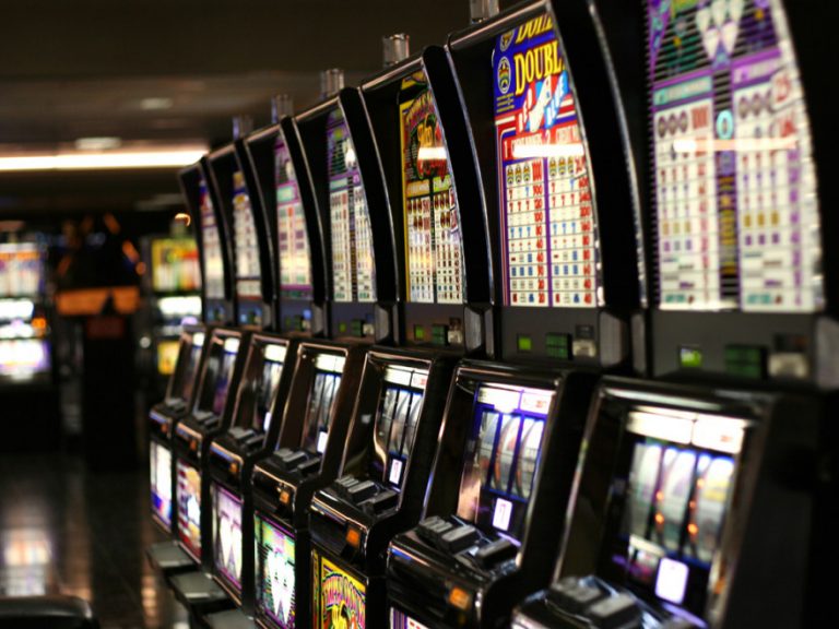 O tânără de 23 de ani din Timiș a furat toți banii din casino-ul unde lucra și a dispărut