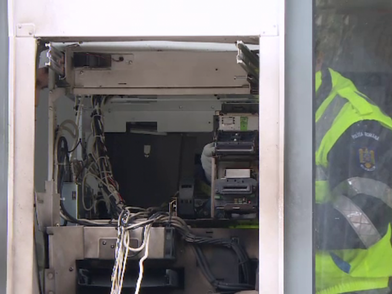 Bancomat aruncat în aer la Arad. Hoții au provocat explozia pentru a fura bani. VIDEO