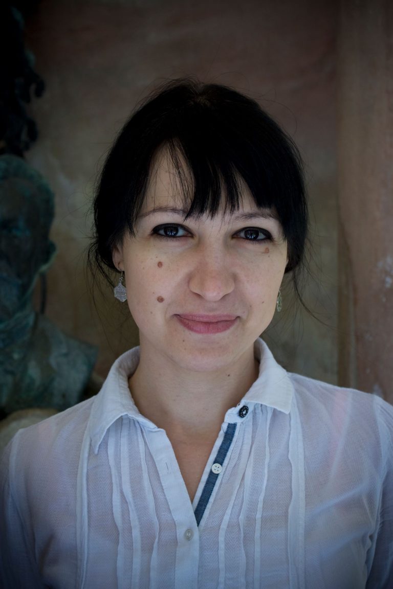 „Mai las unele lucruri neterminate, pentru a gusta din libertatea iresponsabilității” – Interviu cu scriitoarea Andra Rotaru