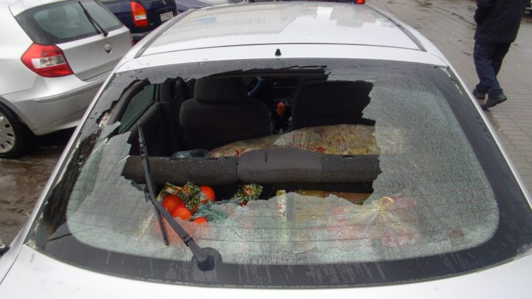 Parbriz spart în urma unui scandal, la Reșița