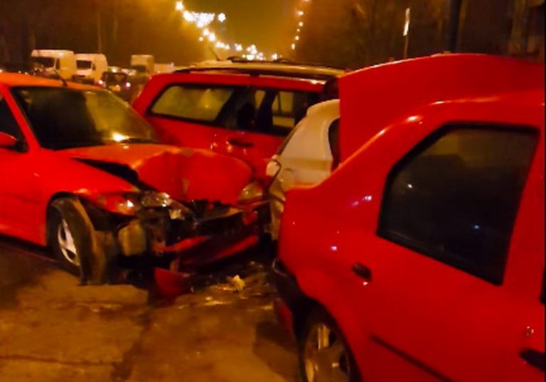 Accident cu trei mașini în vestul țării! O femeie a ajuns la spital