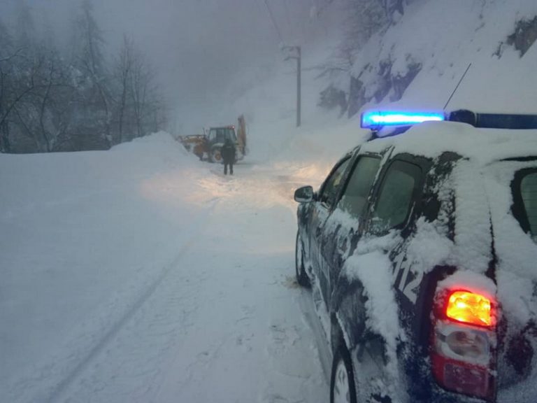 Drum blocat în vestul țării, după o avalanșă