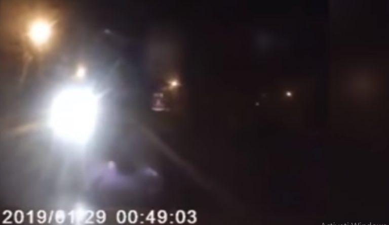 Momentul în care o mașină calcă un om, pe șosea. Imagini șocante înregistrate de camera de bord