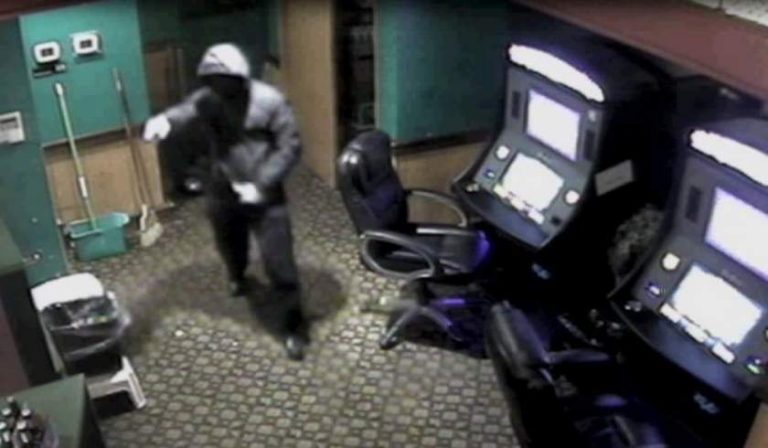 Tâlhărie cu un pistol cu apă… vopsit. Cum au furat doi prieteni o sumă considerabilă de la păcănele