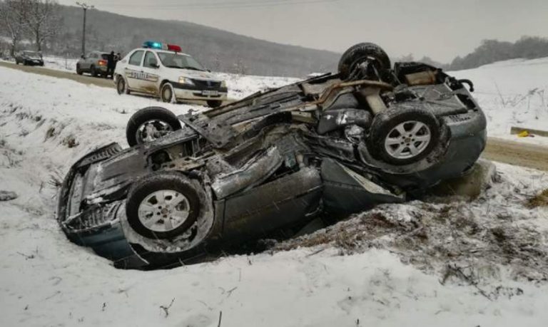 Fată de 17 ani în stare gravă după un accident rutier provocat de iubitul său