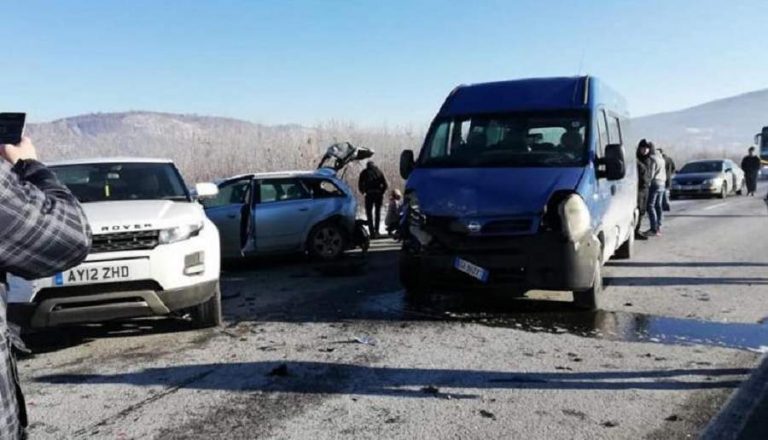 13 oameni implicați într-un accident cu trei mașini și un microbuz. O fetiță de 3 ani, printre victime