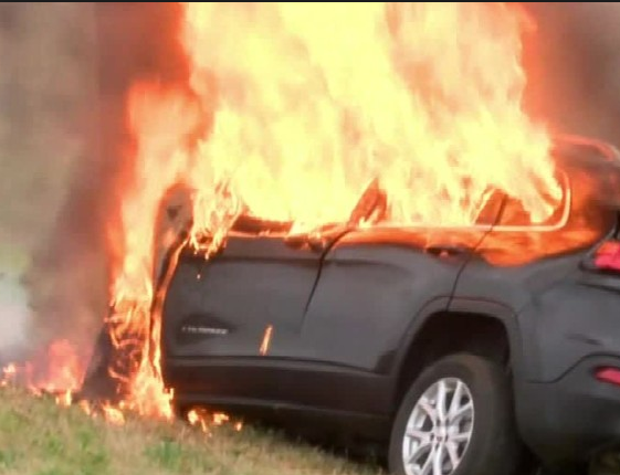 Mașină în flăcări pe drumul dintre Pecica și Nădlac
