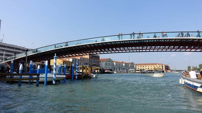 S-a aruncat de pe un pod în Veneţia! Cum a fost salvată românca