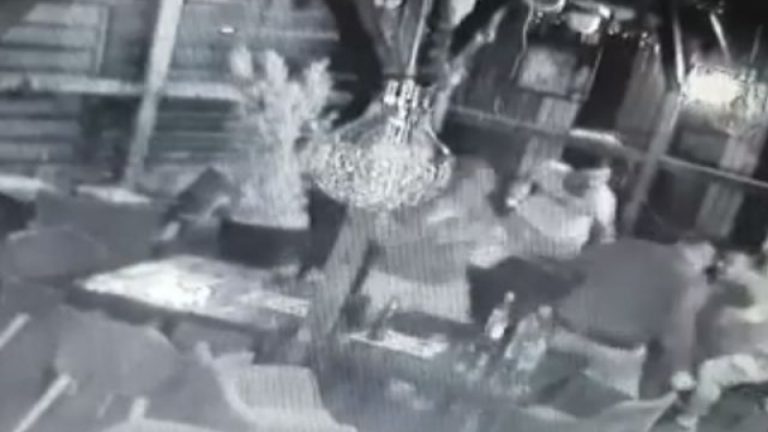 Barmaniță bătută cu pumnii, picioarele și cu scaunul, la Timișoara! Atenție, imagini cu impact emoțional!