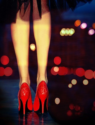 Aparența pantofilor roșii abordată de Teatrul Merlin