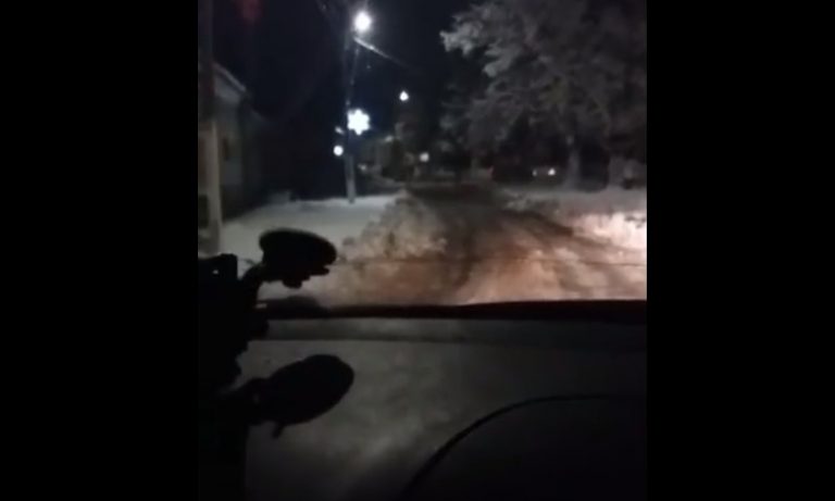 Familie cu doi copii, urmărită și prinsă într-o ambuscadă pe un drum din Banat! ”A încercat să mă tragă afară din mașină”
