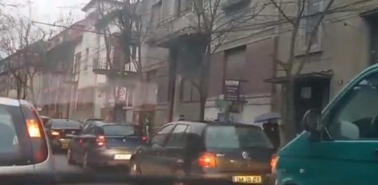 Începerea școlii și ploaia au creat haos în traficul din Timișoara, luni dimineața