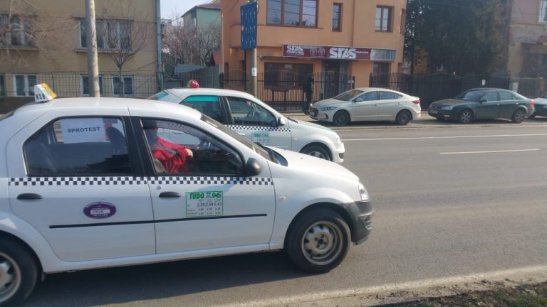 Mai mulţi taximetrişti au predat poliţiei un bărbat, bănuit că hărţuieşte femei şi copii
