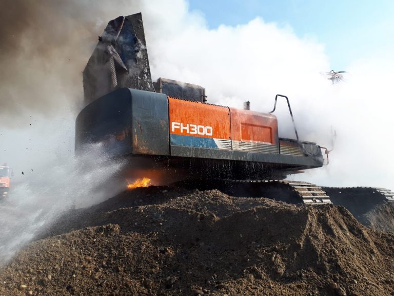 Utilaj distrus de flăcări la o balastieră din Arad. FOTO