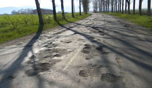Cel mai prost drum național. Șoseaua ce leagă Timișul de Caraș-Severin nu a mai fost reabilitată din 1969
