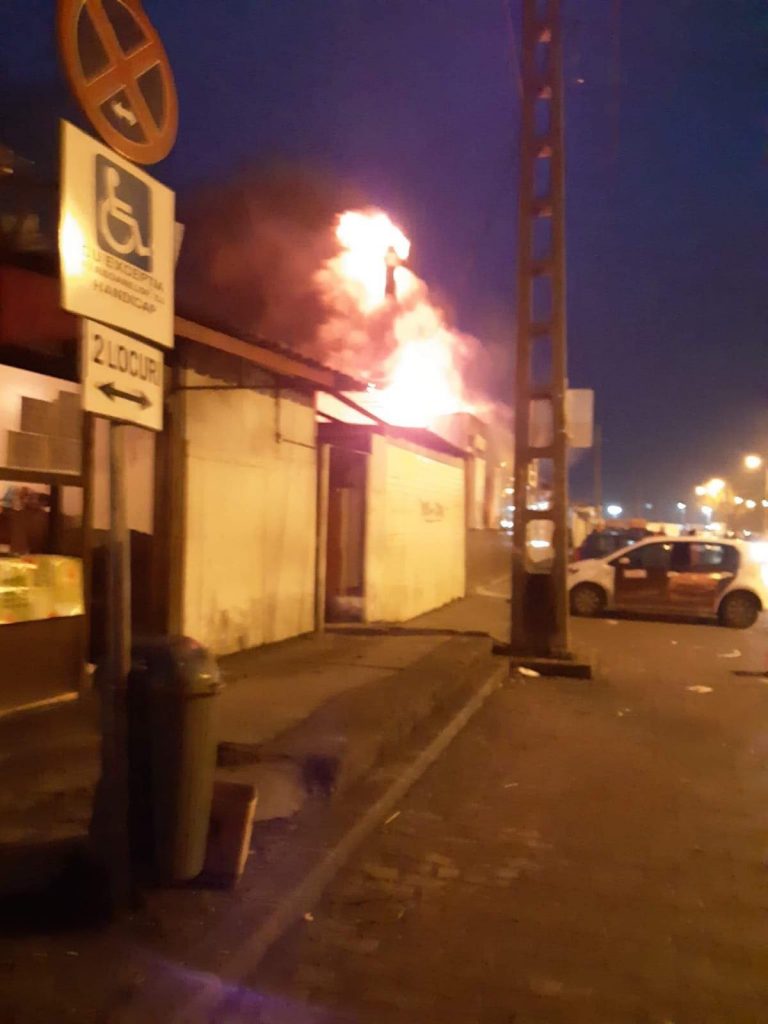 Incendiu la un cunoscut fast-food din zona Mehala. FOTO