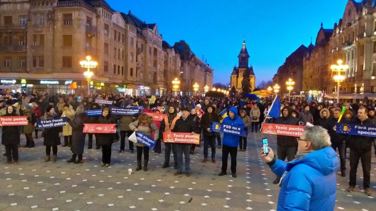 Sute de timișoreni, la protest, în Piața Victoriei Foto-Video