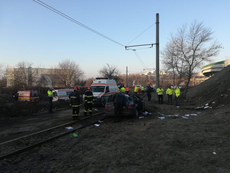 Un șofer de BMW a zburat cu mașina de pe pod, la Arad! VIDEO