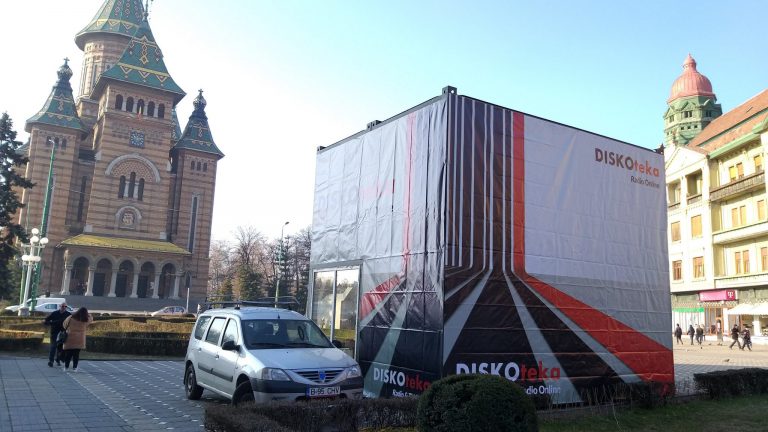 UPDATE: Organizatorii susțin că au autorizație. Containerele din centrul Timișoarei, puse de organizatorii Diskoteka Festival. VIDEO