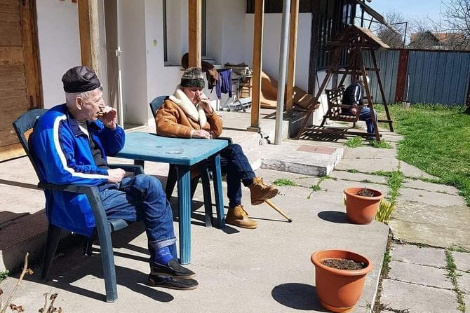 Bătrâni ținuți în condiții inumane, într-un azil din Timiș. Update: Oamenii cazați în centrul de la Liebling au fost mutați