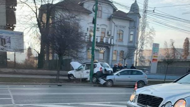 Circulație blocată pe Take Ionescu, după un accident