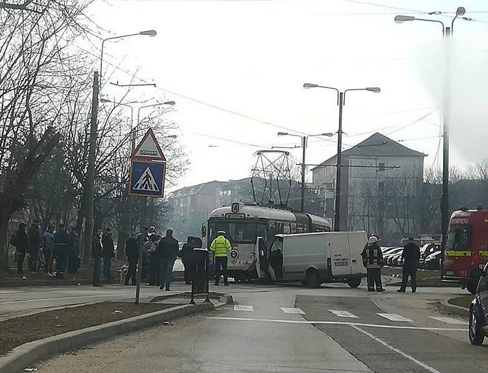 Accident între o autoutilitară și un tramvai, la Timișoara