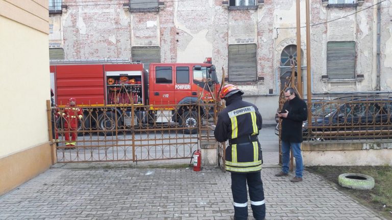 FOTO. Copii evacuați de la o grădiniță din Timiș, în urma unui incendiu