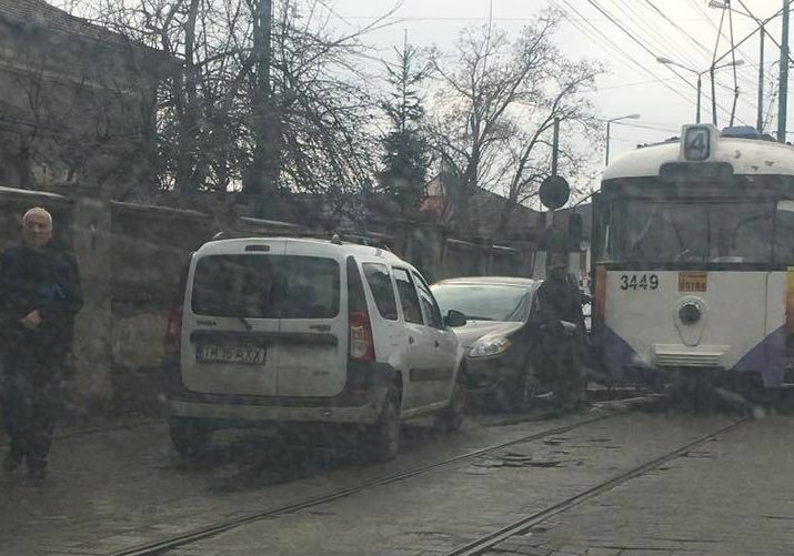 Tramvai blocat în Traian din cauza unui șofer fără bun simț