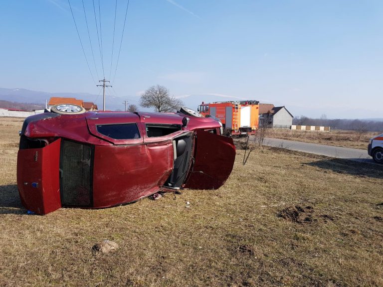Șofer rănit după ce s-a răsturnat cu mașina, în Banat