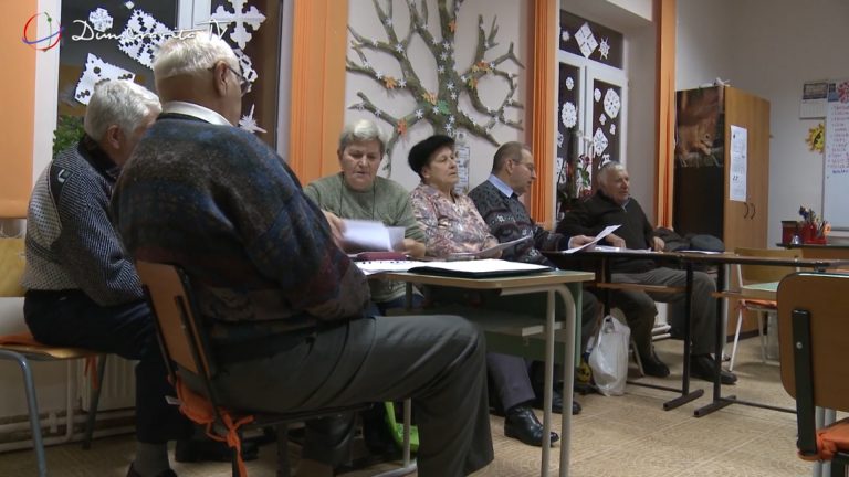 Ansamblul Coral al Vârstnicilor “Szépkorúak” din Dumbrăvița se pregătește pentru Spectacolul de Fărșang. Video