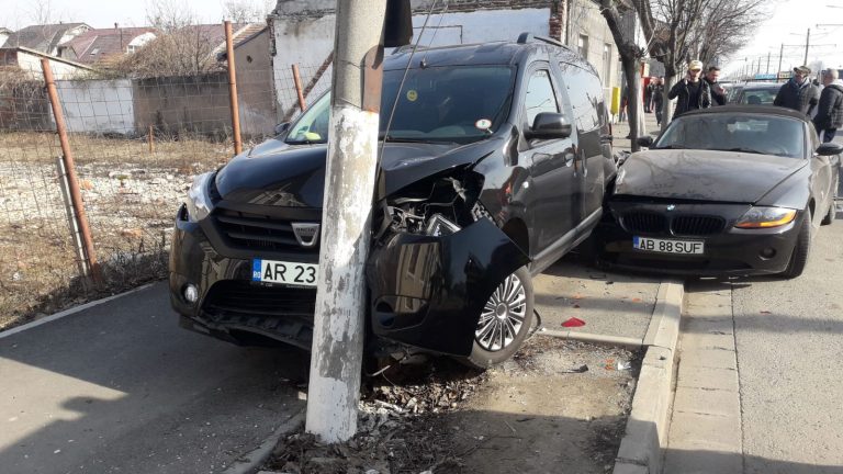Șoferul unui BMW a făzut prăpăd pe o stradă din Arad! FOTO