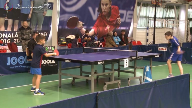 Sala Polivalentă din Dumbrăvița a găzduit Campionatul Național pe Echipe – Juniori III la tenis de masă. Video