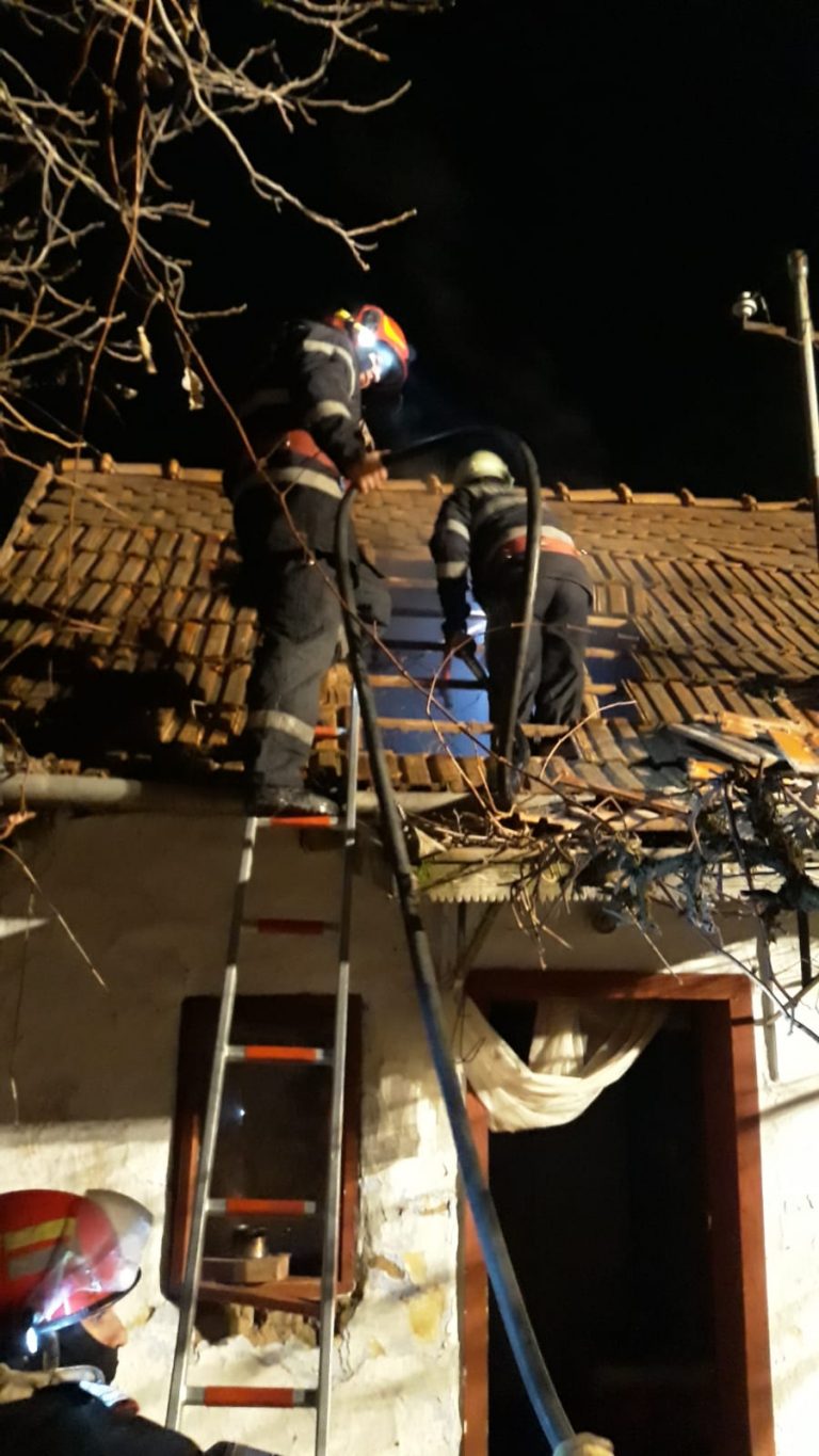Două incendii în aceeași localitate, noaptea trecută. FOTO
