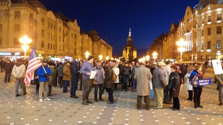 Protestele din Timișoara mobilizează oameni doar pe… Facebook? UPDATE – Aproximativ 200 de oameni au ieșit în stradă Video