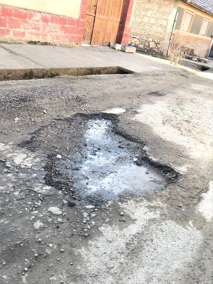 (VIDEO) Localitate cu imens potențial turistic din Banat, cu drumuri extrem de proaste