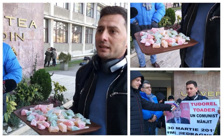 Ministrul Justiției, așteptat cu o tavă de rahat, la Timișoara. FOTO-VIDEO