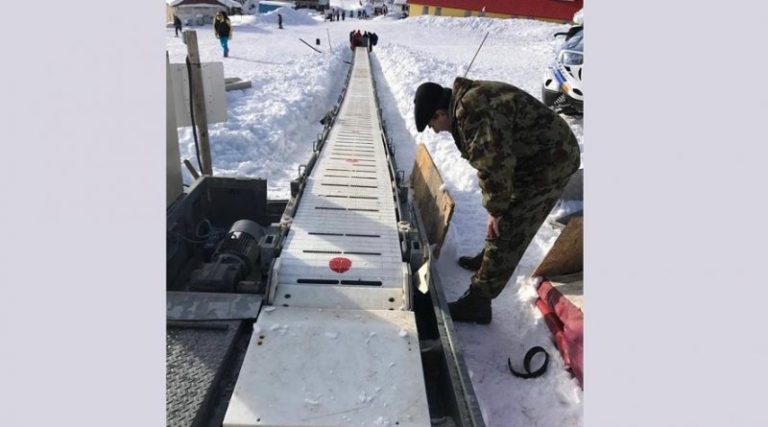 Bandă transportoare pentru schiori, pusă în funcțiune într-o stațiune din Hunedoara