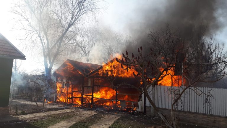 Incendiu! Pompieri în timpul liber și voluntari, la datorie