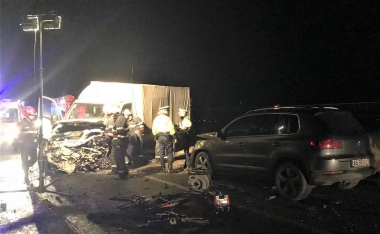 Doi morți și trei răniți după un accident grav pe o șosea națională