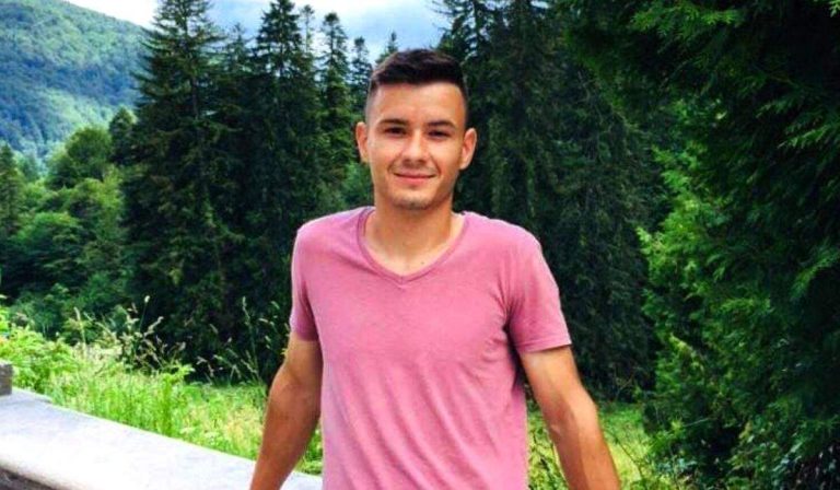 S-a sinucis la 26 de ani după o decepție în dragoste. Vlăduț era inginer și fratele unui fotbalist cunoscut
