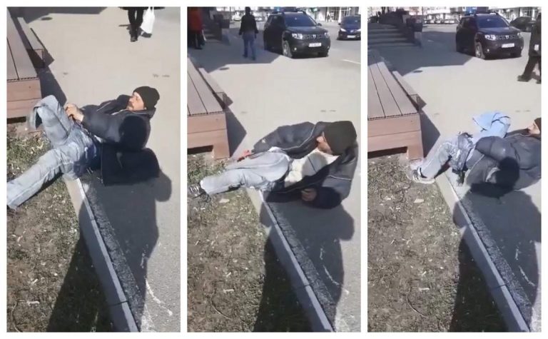 VIDEO. Polițiștii din Banat au dezbrăcat un cerșetor, în stradă. Le-au demonstrat trecătorilor că nu e olog