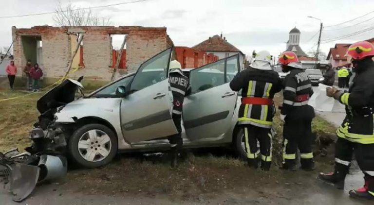 Accident groaznic lângă Timișoara! Femeie moartă, copil de 5 ani grav rănit și o mașină proiectată în casă