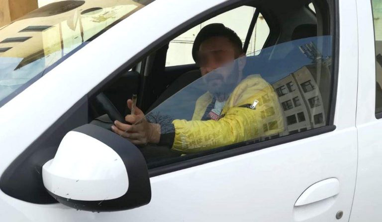 Un traficant de droguri care-și vindea ”marfa” la un liceu din Arad l-a amenințat cu moartea pe director