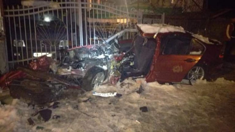 Mașină făcută zob și patru tineri prinși între fiare, după un accident teribil. Șoferul a murit pe loc