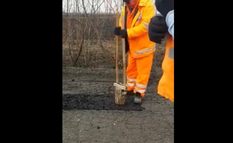 VIDEO. Utilaj rudimentar folosit pentru plombarea gropilor în vestul țării. Drumar: „Lucrăm ca în anii `60”