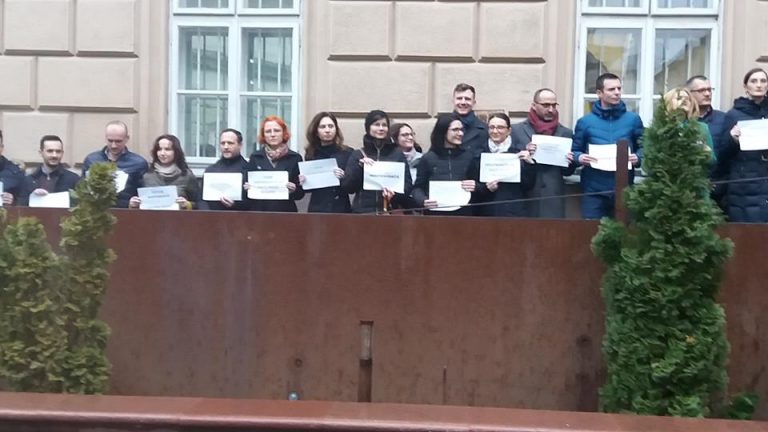 Zeci de magistrați și procurori, la protest în aplauzele timișorenilor. FOTO-VIDEO