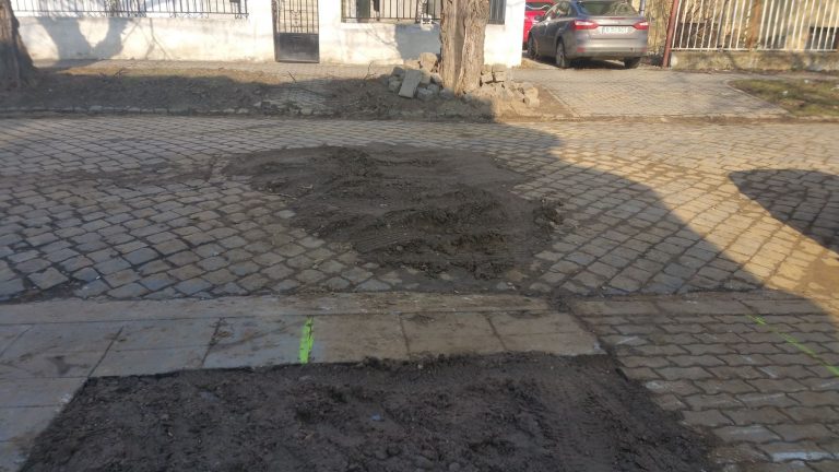 Stradă superbă cu piatră cubică, distrusă de o lucrare în subteran. FOTO