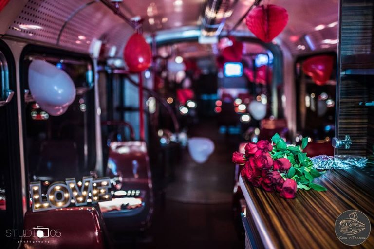 Cina romantică de Valentine‛s Day, luată în tramvai